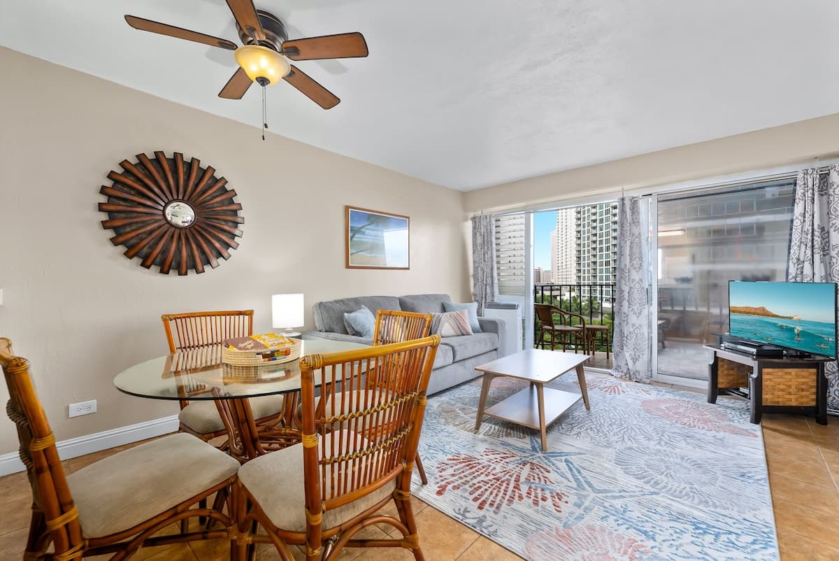 Condo in Honolulu · ★4.42 · 2 bedrooms · 3 beds · 1 bath - Photo 5