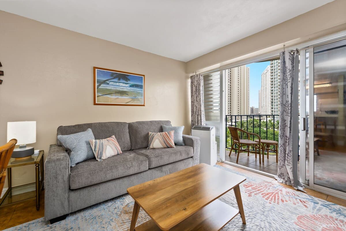Condo in Honolulu · ★4.42 · 2 bedrooms · 3 beds · 1 bath - Photo 2