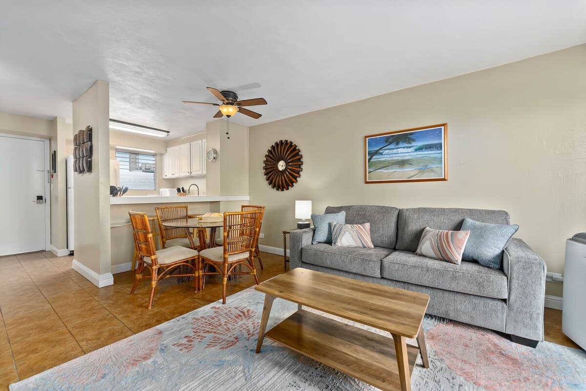 Condo in Honolulu · ★4.42 · 2 bedrooms · 3 beds · 1 bath - Photo 3