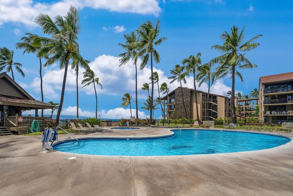 Condo in Lahaina · ★5.0 · 1 bedroom · 2 beds · 1 bath - Photo 3