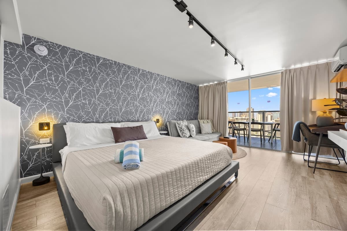 Condo in Honolulu · ★4.89 · Studio · 2 beds · 1 private bath - Photo 1