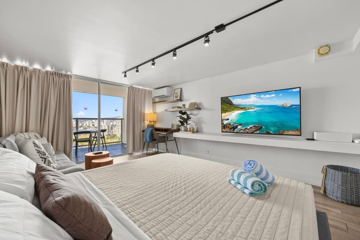 Condo in Honolulu · ★4.89 · Studio · 2 beds · 1 private bath - Photo 4