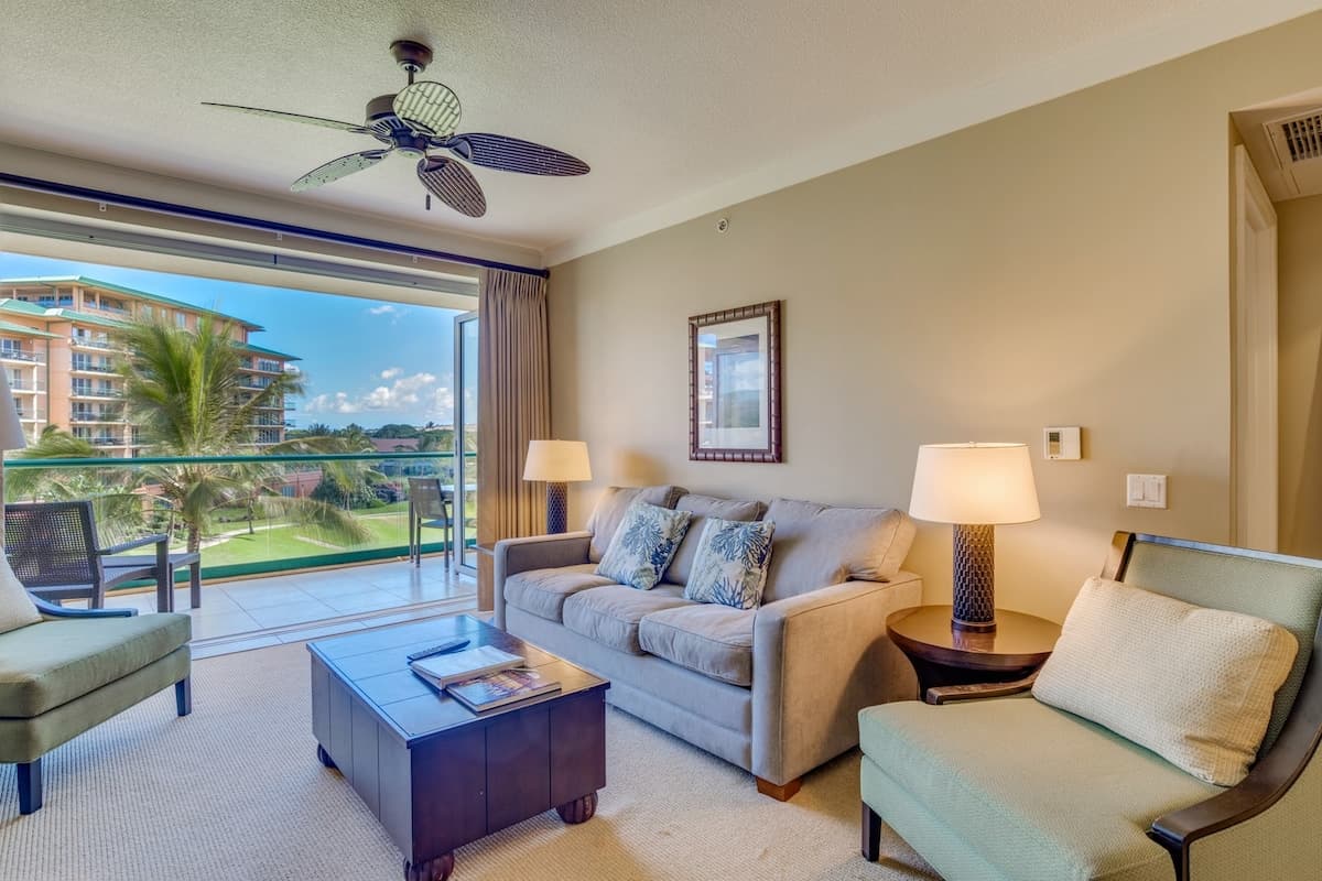 Condo in Lahaina · ★4.83 · 2 bedrooms · 3 beds · 1 bath - Photo 2