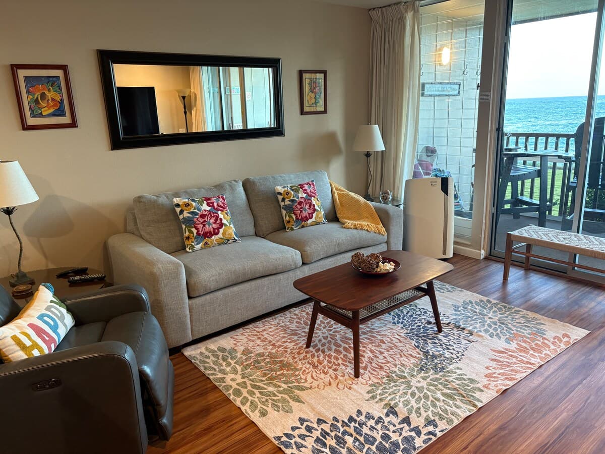 Beautiful OCEANFRONT Kauai Condo with beach access - Photo 4
