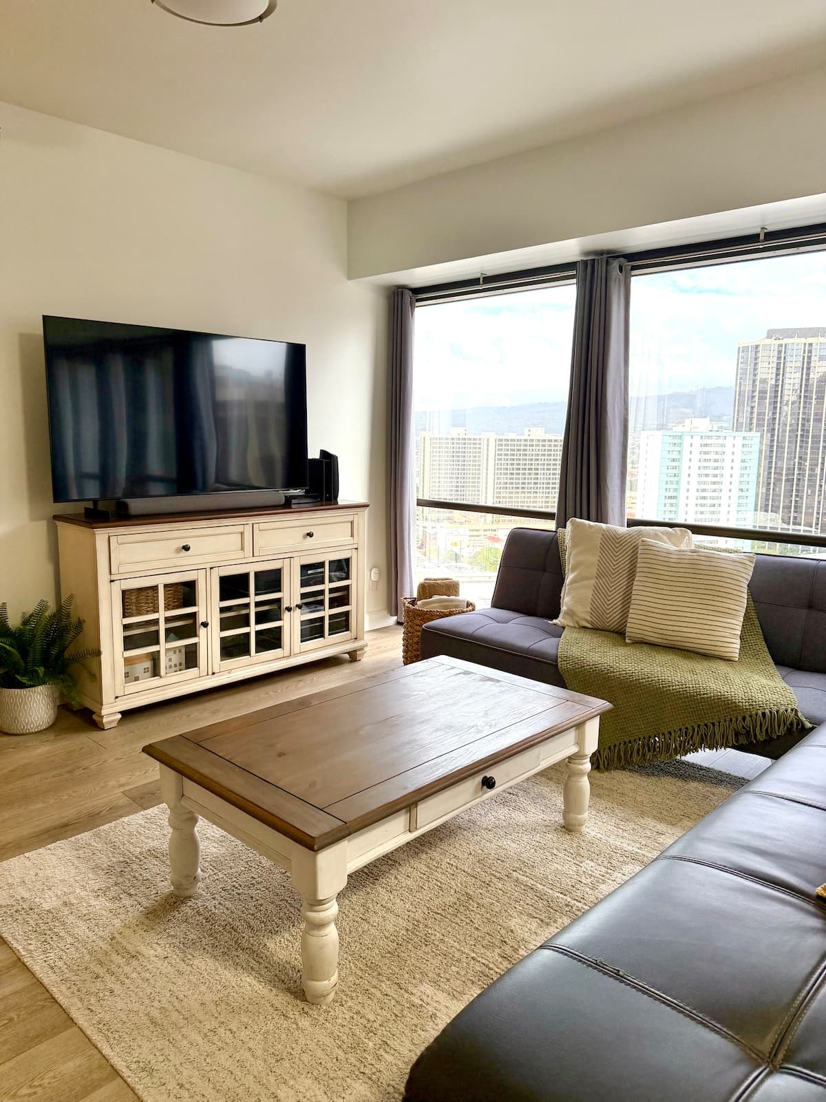 Condo in Honolulu · ★4.98 · 1 bedroom · 2 beds · 1 shared bath - Photo 5