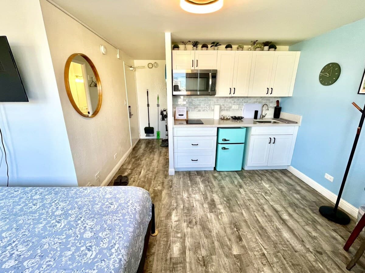 Condo in Honolulu · ★4.66 · 1 bedroom · 1 bed · 1 private bath - Photo 4