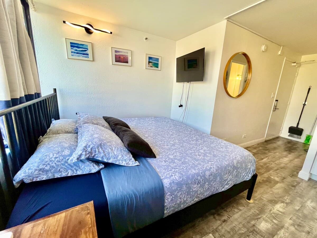 Condo in Honolulu · ★4.66 · 1 bedroom · 1 bed · 1 private bath - Photo 3