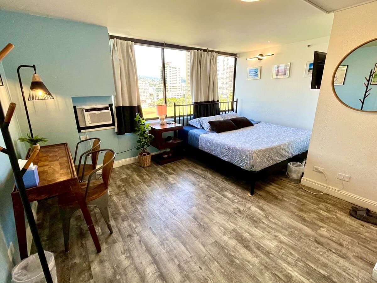 Condo in Honolulu · ★4.66 · 1 bedroom · 1 bed · 1 private bath - Photo 2