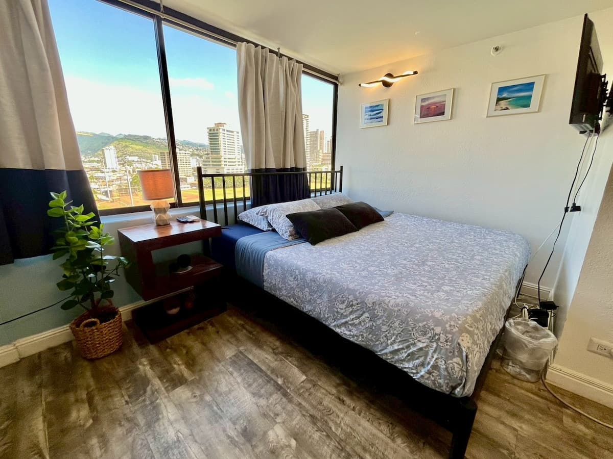 Condo in Honolulu · ★4.81 · 1 bedroom · 1 bed · 1 private bath - Photo 1
