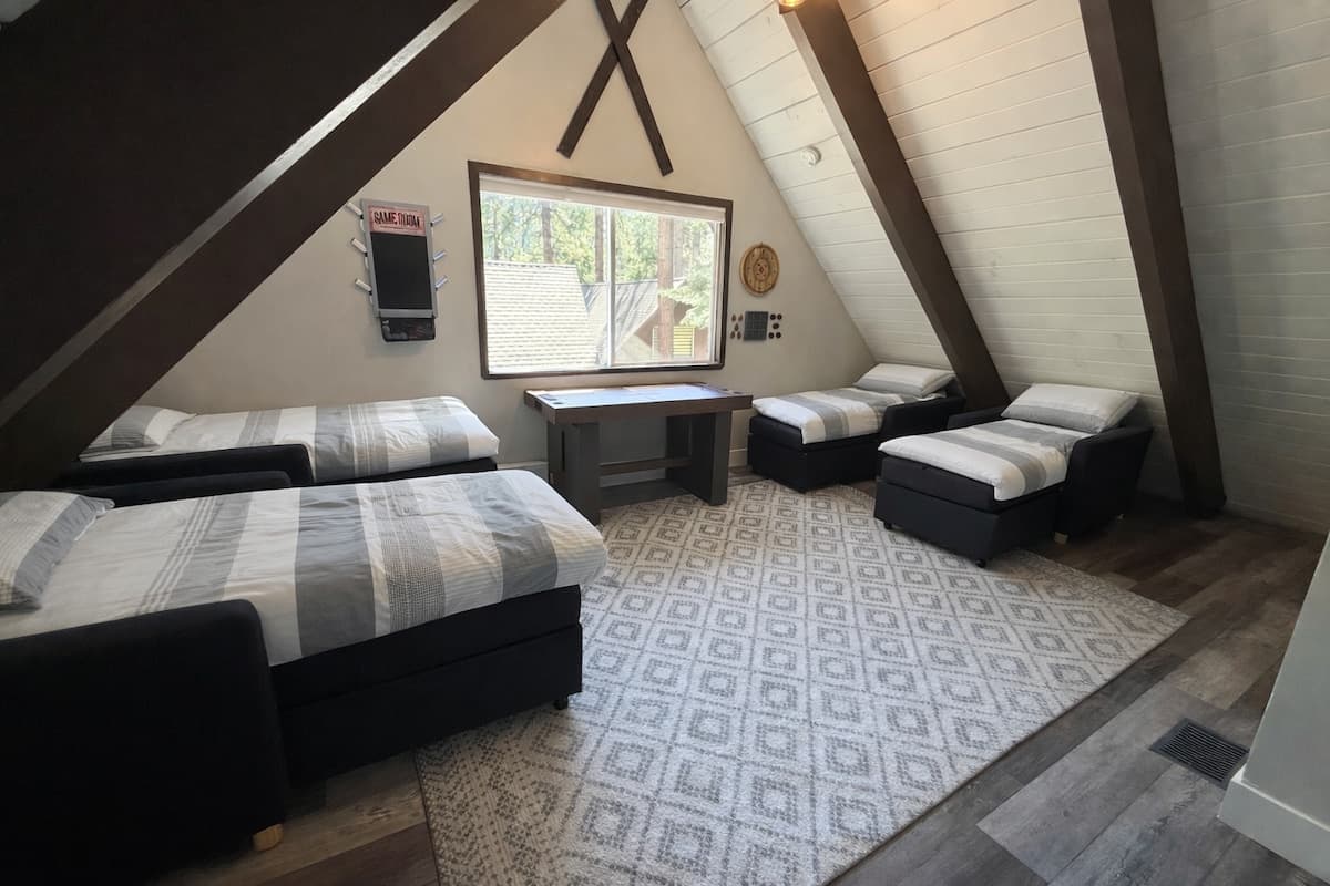 Cabin in Incline Village · ★4.99 · 3 bedrooms · 6 beds · 2 private baths - Photo 3