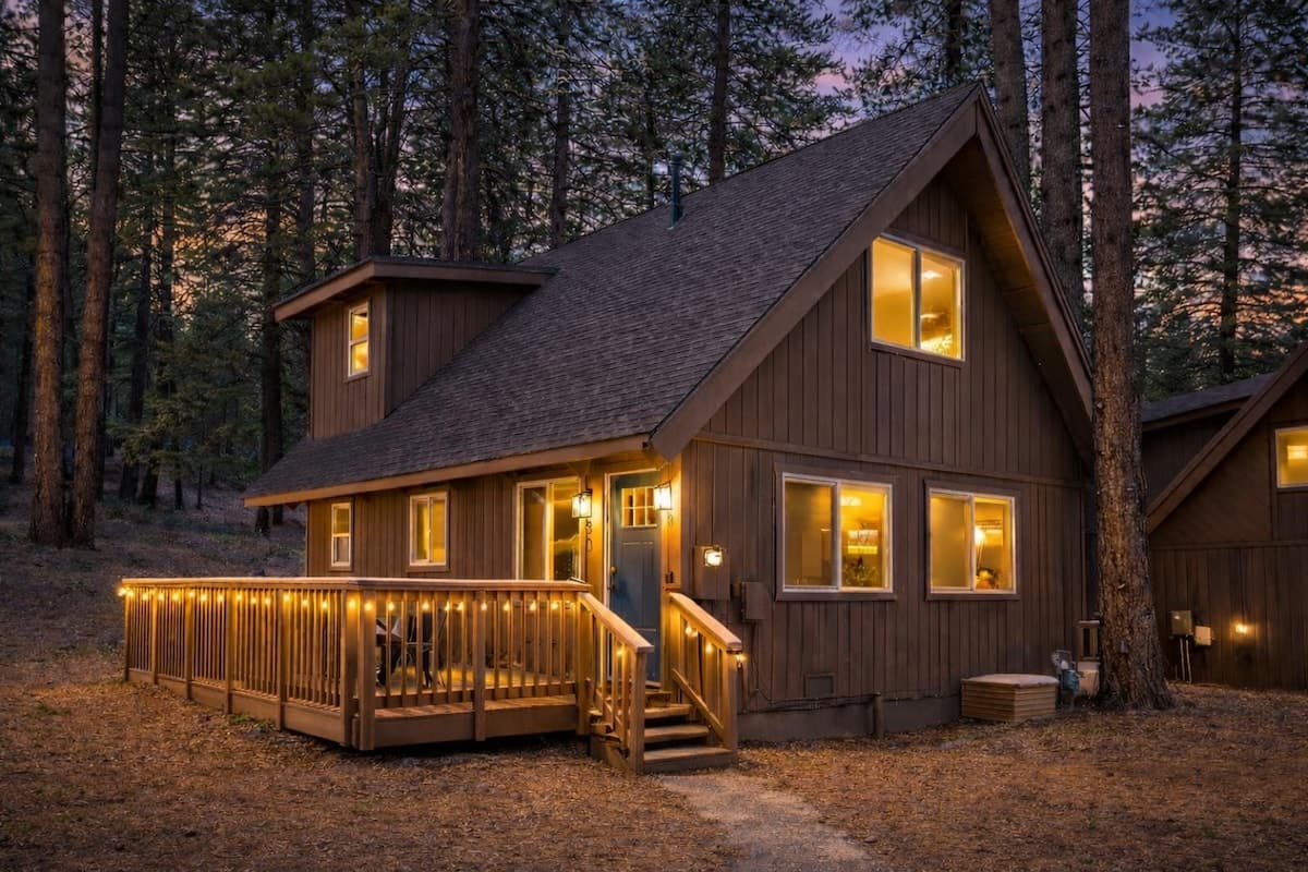 Cabin in Incline Village · ★4.99 · 3 bedrooms · 6 beds · 2 private baths - Photo 4