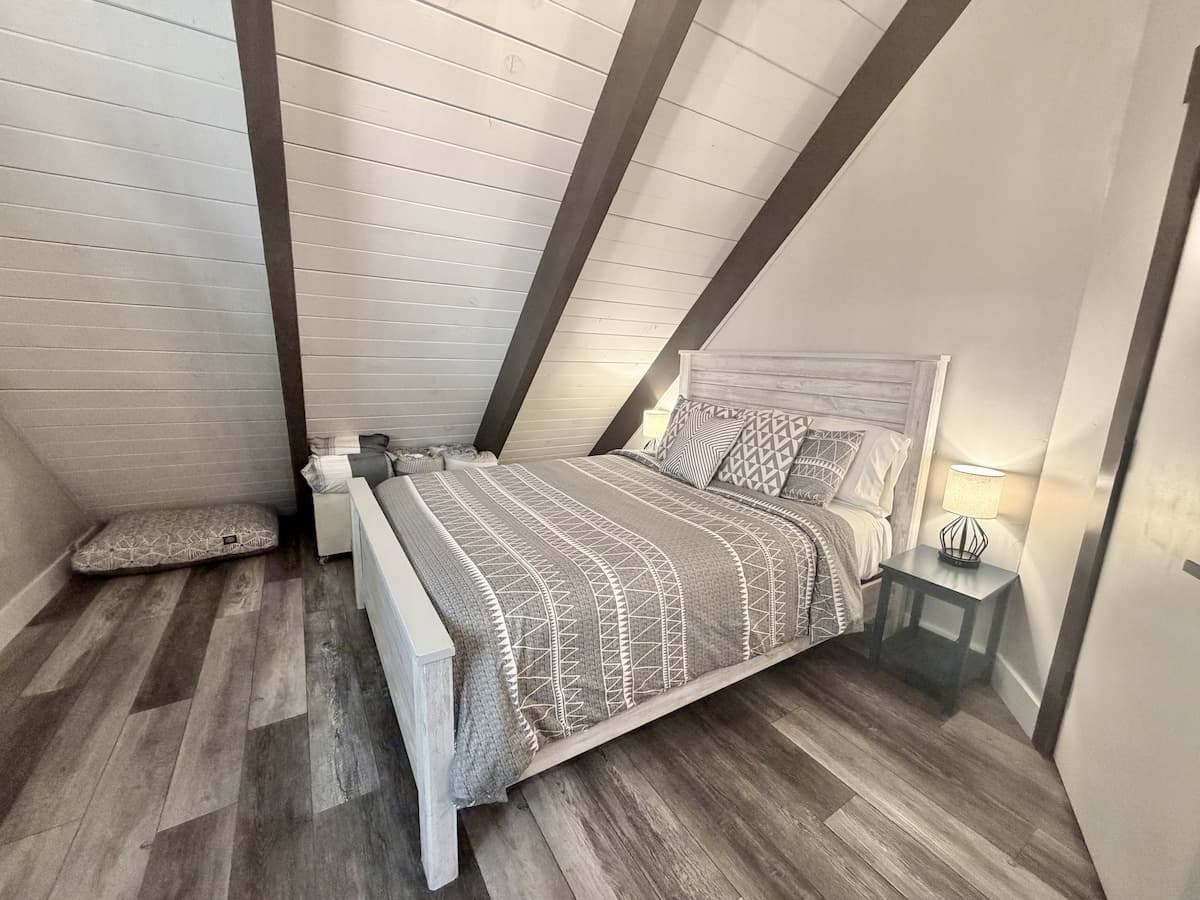 Cabin in Incline Village · ★4.99 · 3 bedrooms · 6 beds · 2 private baths - Photo 2