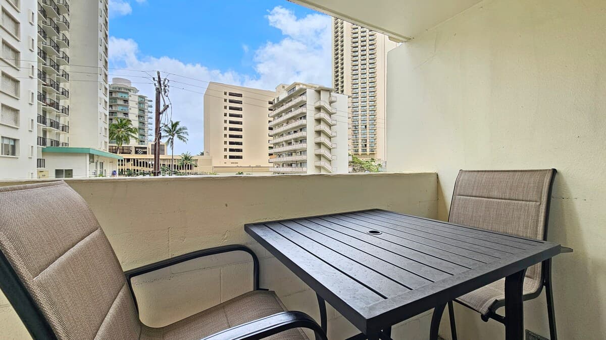 Condo in Honolulu · ★4.67 · Studio · 1 bed · 1 shared bath - Photo 2
