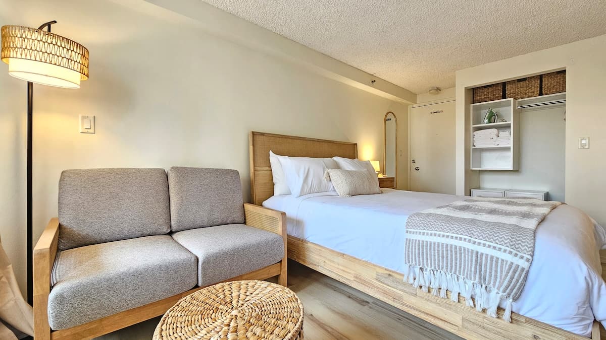 Condo in Honolulu · ★4.67 · Studio · 1 bed · 1 shared bath - Photo 5