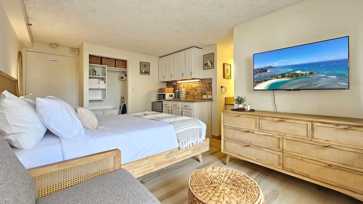 Condo in Honolulu · ★4.67 · Studio · 1 bed · 1 shared bath - Photo 3