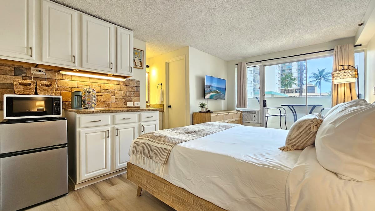 Condo in Honolulu · ★4.67 · Studio · 1 bed · 1 shared bath - Photo 1