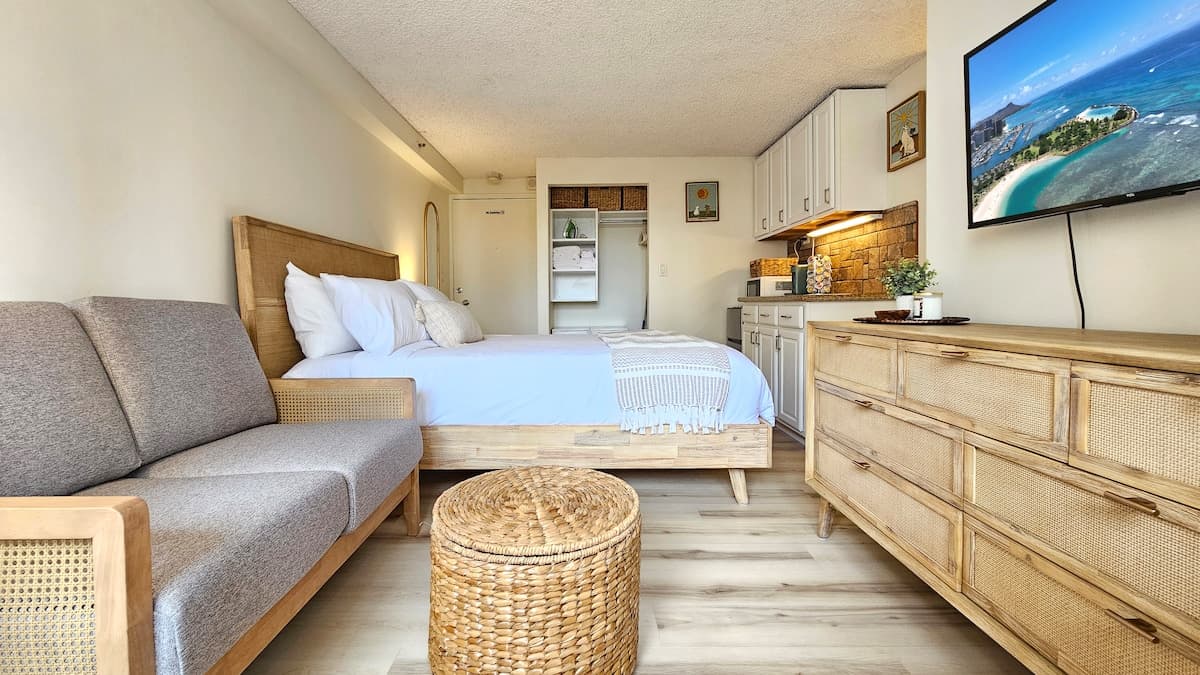 Condo in Honolulu · ★4.67 · Studio · 1 bed · 1 shared bath - Photo 4