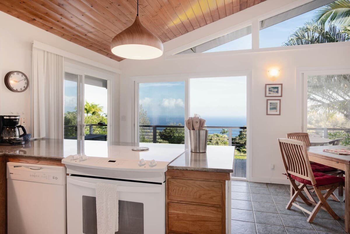 Home in Honokaa · ★4.65 · 2 bedrooms · 3 beds · 2 shared baths - Photo 4