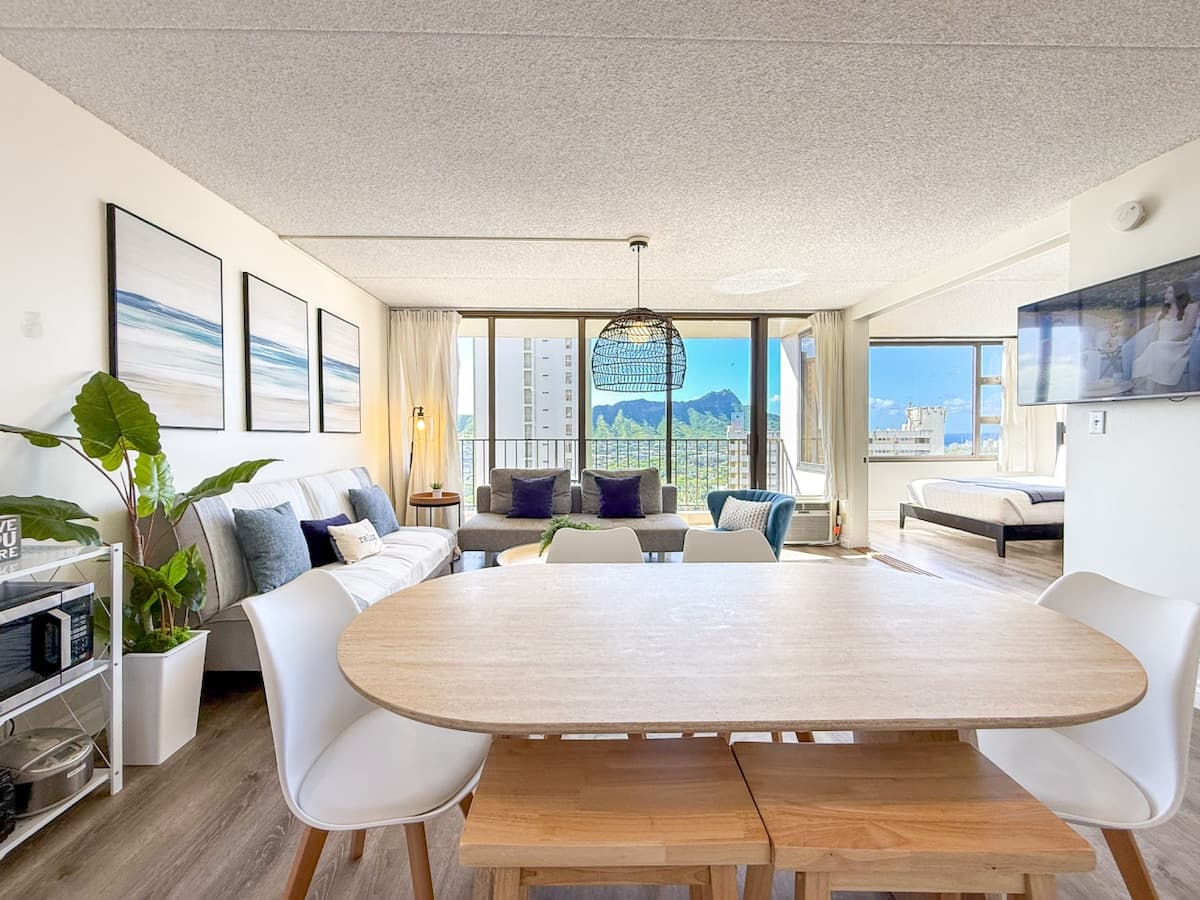 Condo in Honolulu · ★4.79 · 1 bedroom · 4 beds · 1 private bath - Photo 2