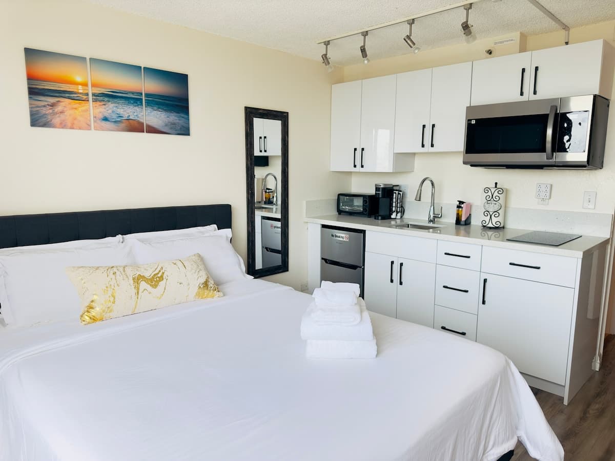 Condo in Honolulu · ★4.84 · 1 bedroom · 1 bed · 1 private bath - Photo 1