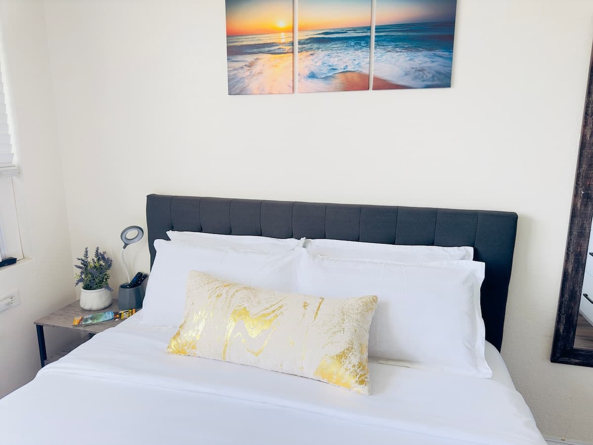Condo in Honolulu · ★4.84 · 1 bedroom · 1 bed · 1 private bath - Photo 4