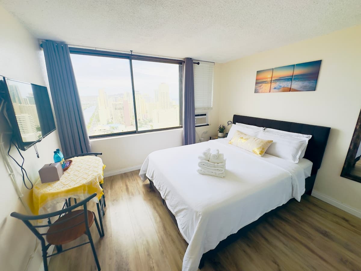 Condo in Honolulu · ★4.84 · 1 bedroom · 1 bed · 1 private bath - Photo 2