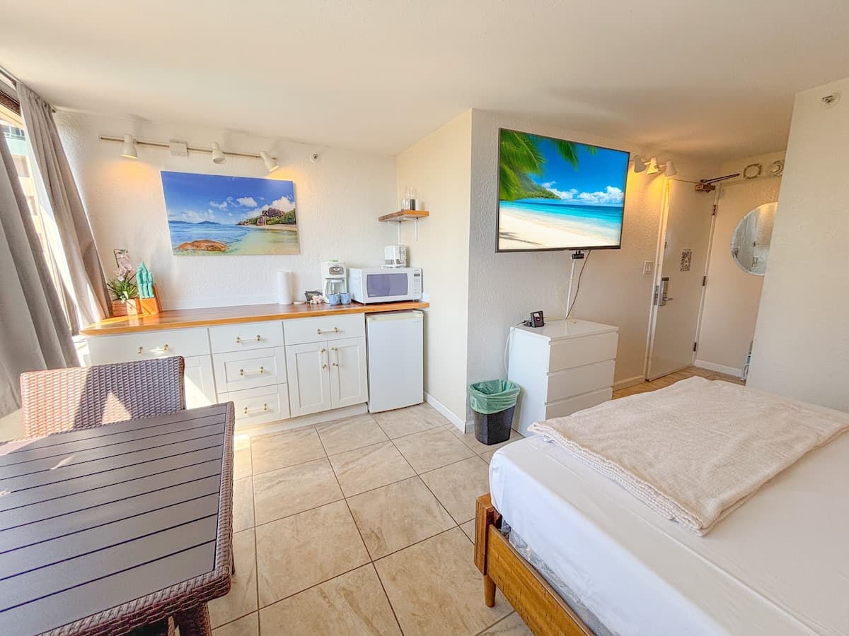 Condo in Honolulu · ★4.57 · Studio · 1 bed · 1 private bath - Photo 2