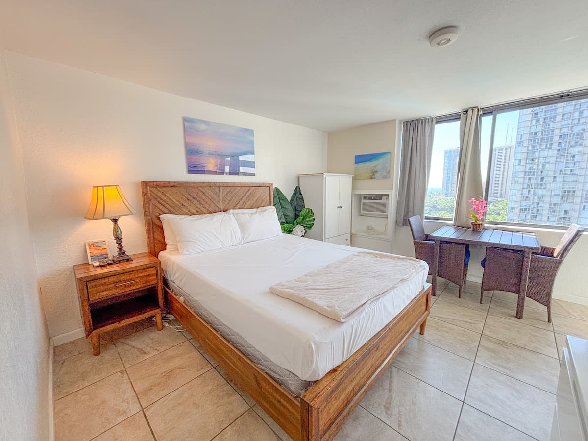 Condo in Honolulu · ★4.57 · Studio · 1 bed · 1 private bath - Photo 1