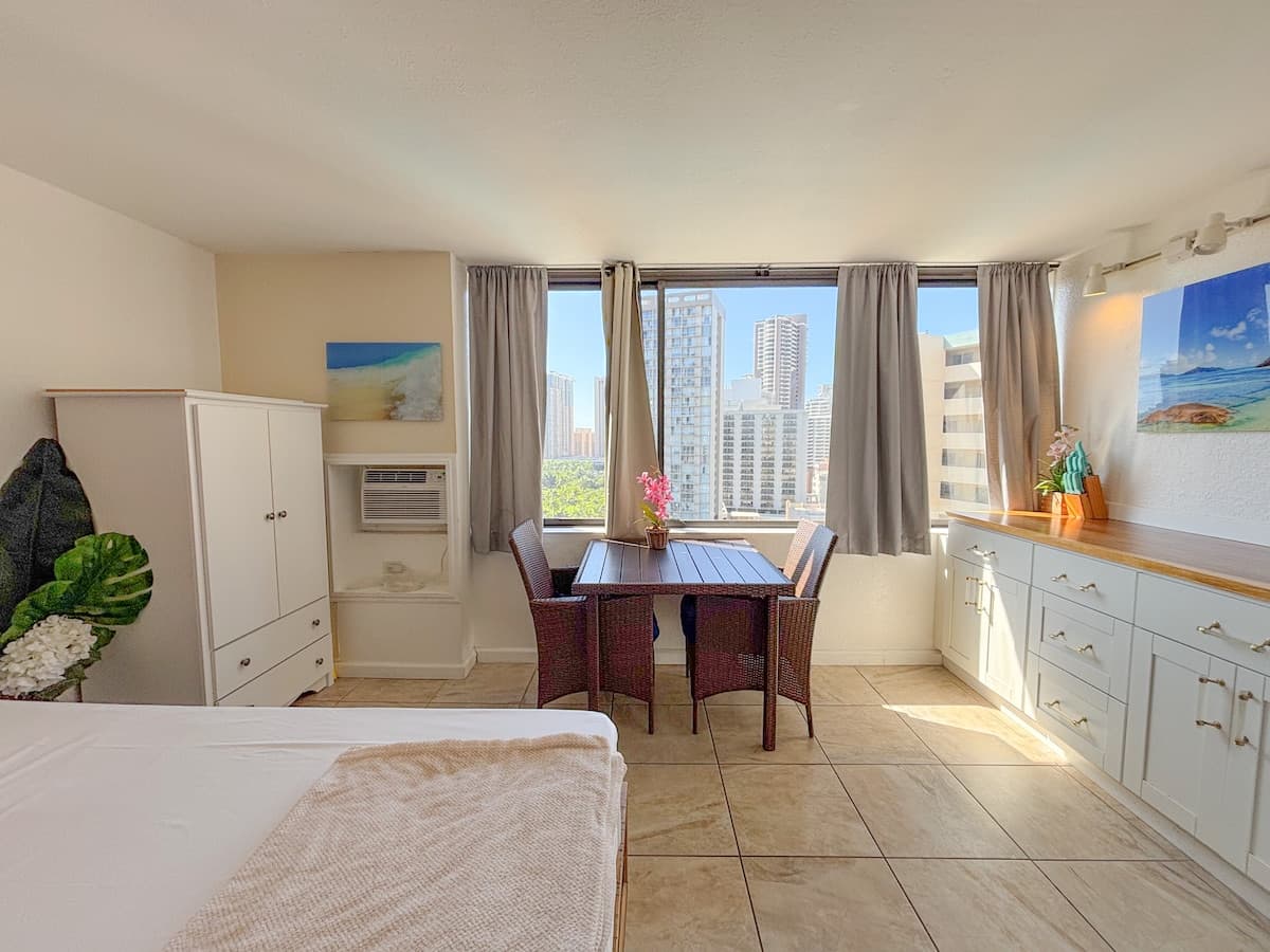 Condo in Honolulu · ★4.57 · Studio · 1 bed · 1 private bath - Photo 3