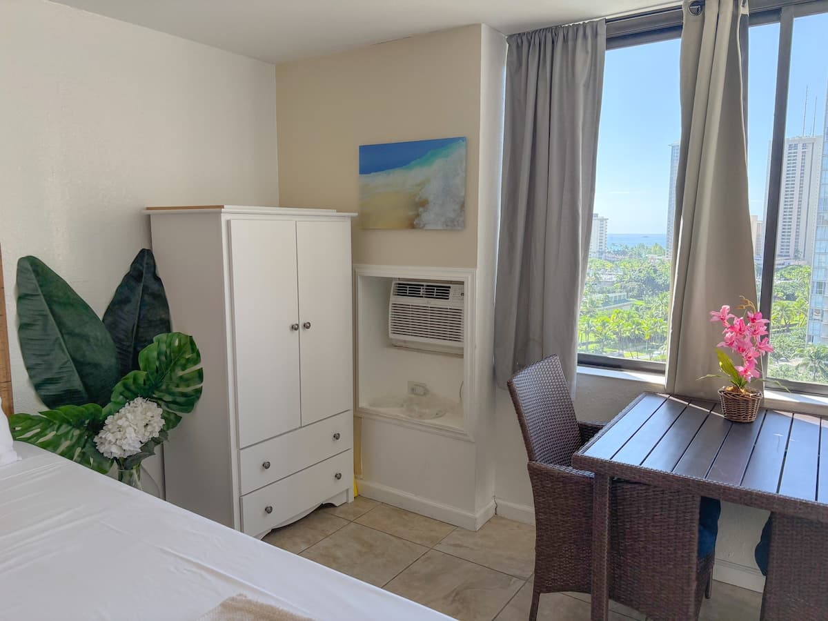 Condo in Honolulu · ★4.57 · Studio · 1 bed · 1 private bath - Photo 5