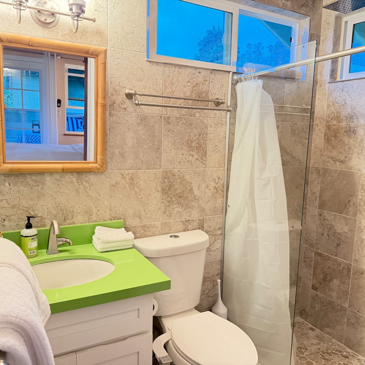 Guesthouse in Hilo · ★5.0 · Studio · 1 bed · 1 bath - Photo 3