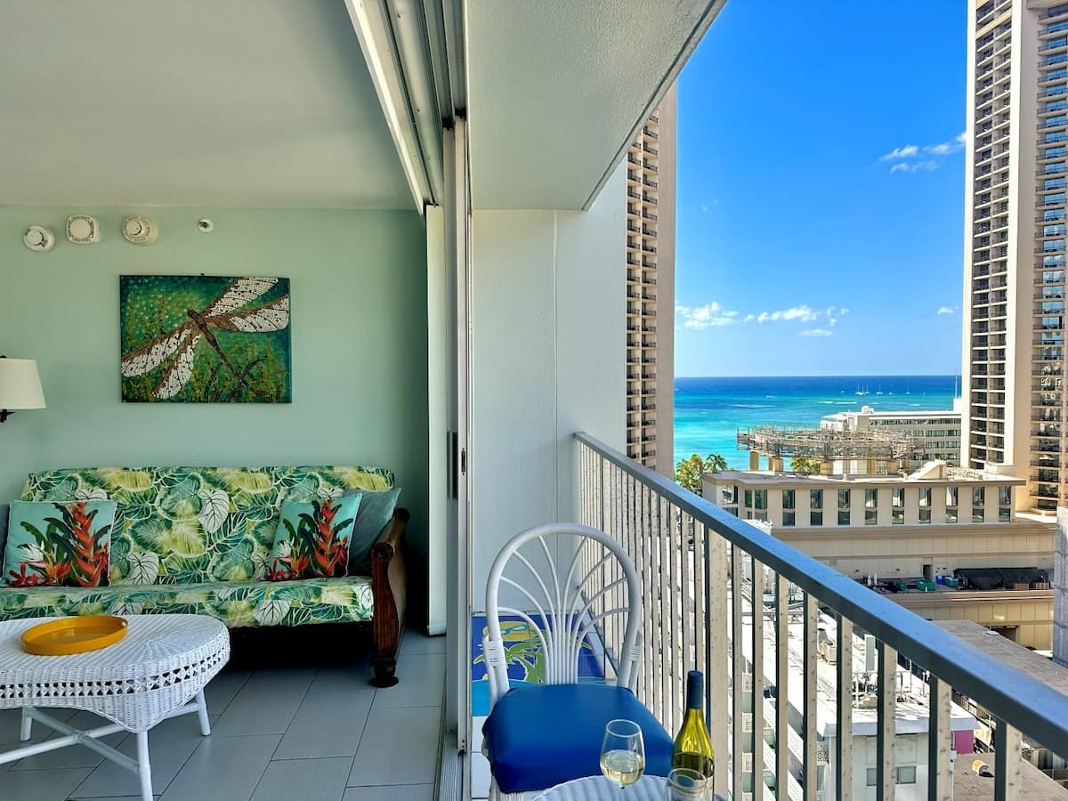 Condo in Honolulu · ★4.91 · Studio · 2 beds · 1 private bath - Photo 3