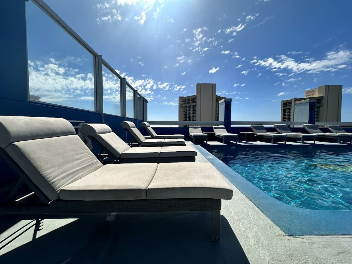 Condo in Honolulu · ★4.91 · Studio · 2 beds · 1 private bath - Photo 1