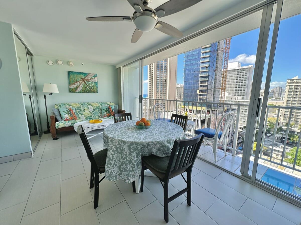 Condo in Honolulu · ★4.91 · Studio · 2 beds · 1 private bath - Photo 4
