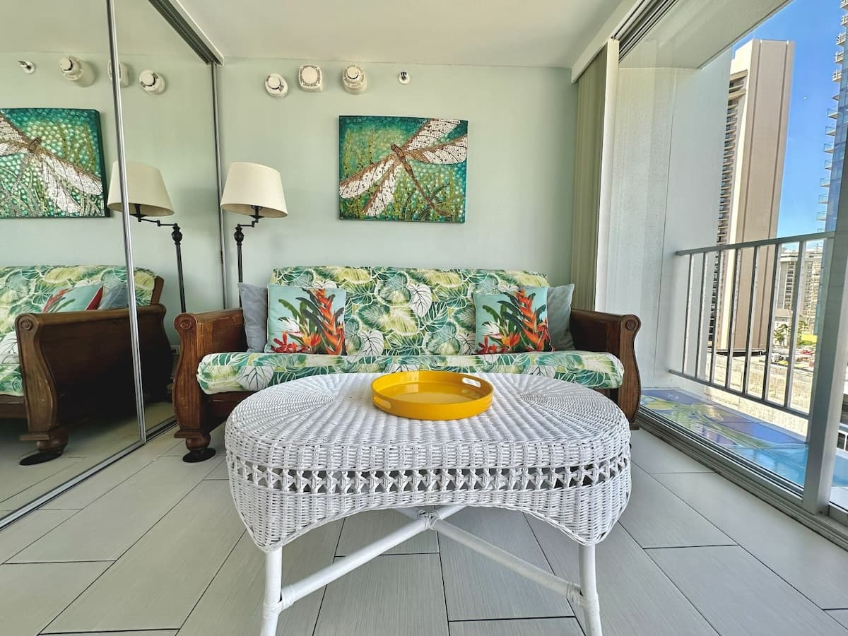 Condo in Honolulu · ★4.91 · Studio · 2 beds · 1 private bath - Photo 5