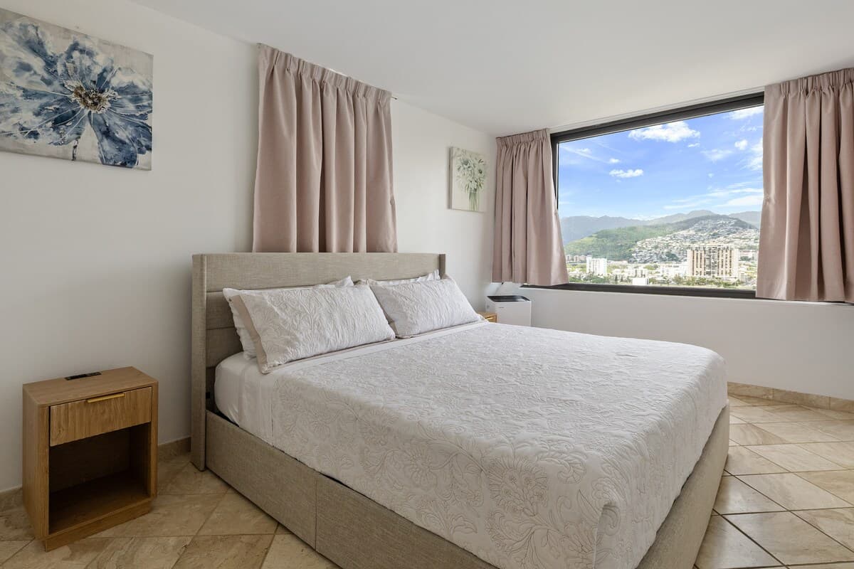 Condo in Honolulu · ★4.72 · 1 bedroom · 3 beds · 1 private bath - Photo 2
