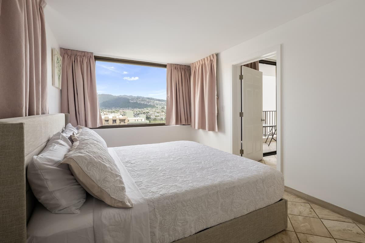 Condo in Honolulu · ★4.72 · 1 bedroom · 3 beds · 1 private bath - Photo 1