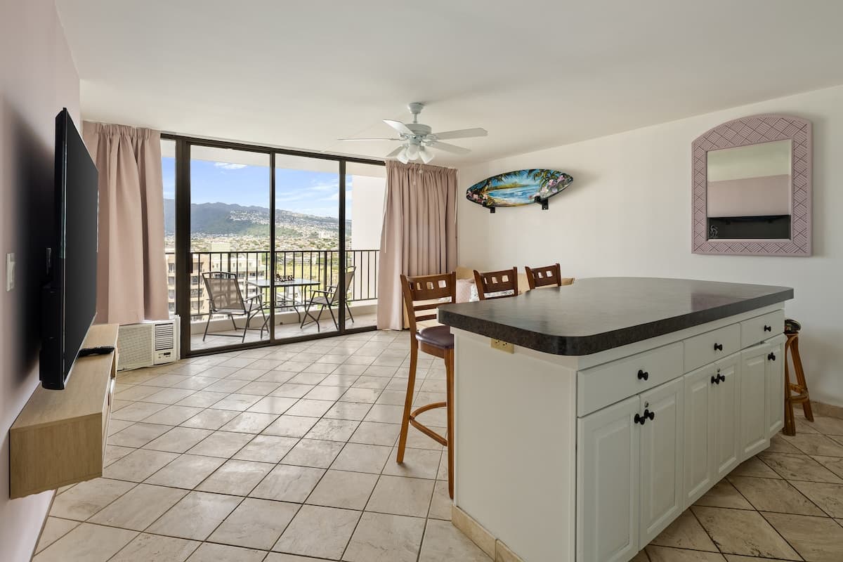 Condo in Honolulu · ★4.72 · 1 bedroom · 3 beds · 1 private bath - Photo 4