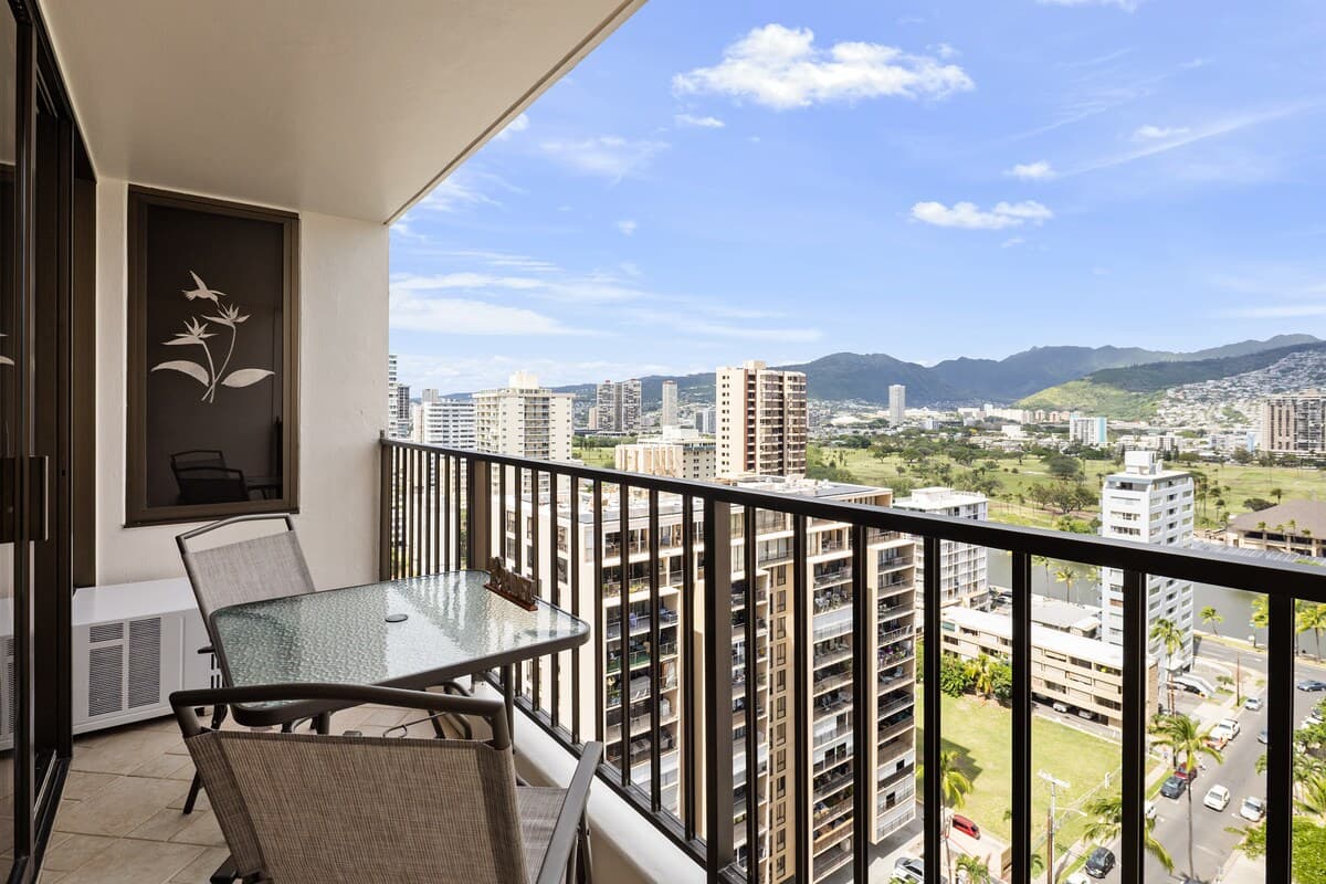 Condo in Honolulu · ★4.72 · 1 bedroom · 3 beds · 1 private bath - Photo 3