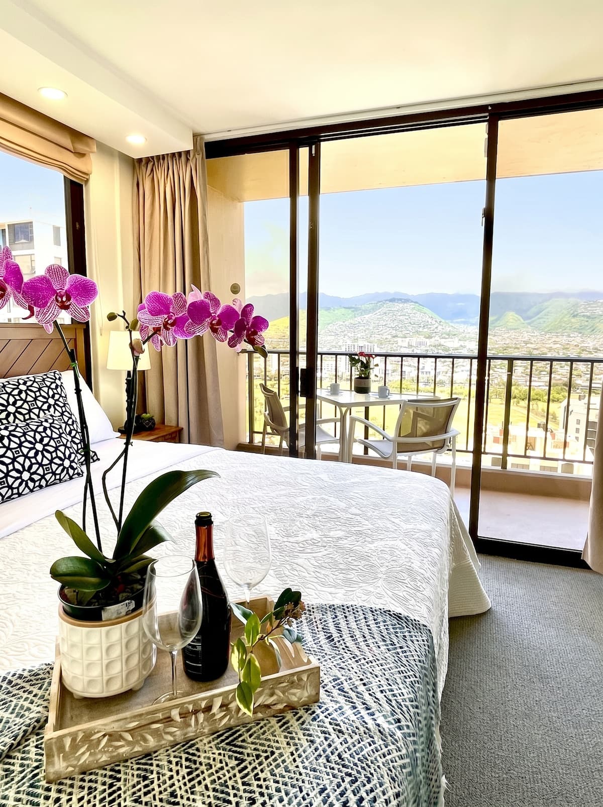 Condo in Honolulu · ★4.9 · 1 bedroom · 3 beds · 1 private bath - Photo 4