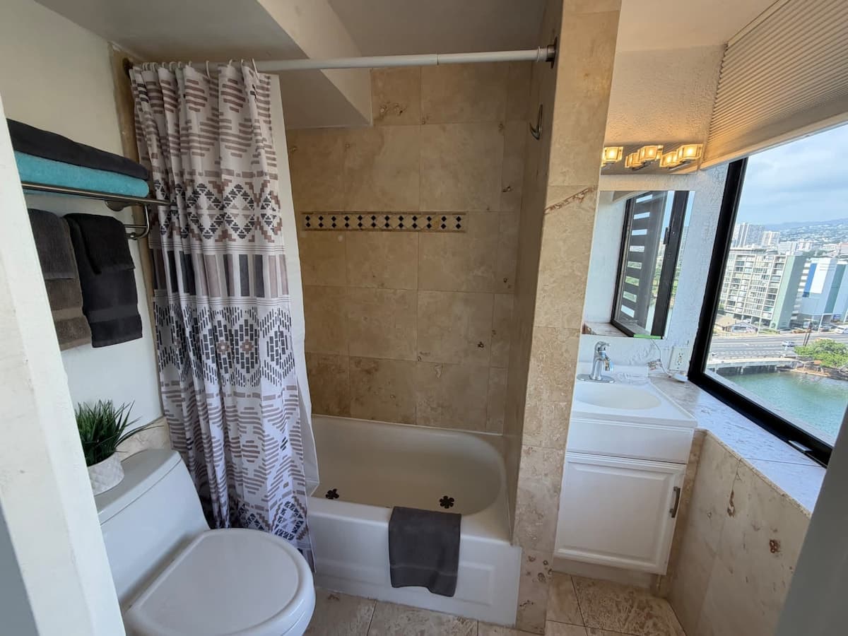 Condo in Honolulu · ★4.79 · Studio · 1 bed · 1 private bath - Photo 4