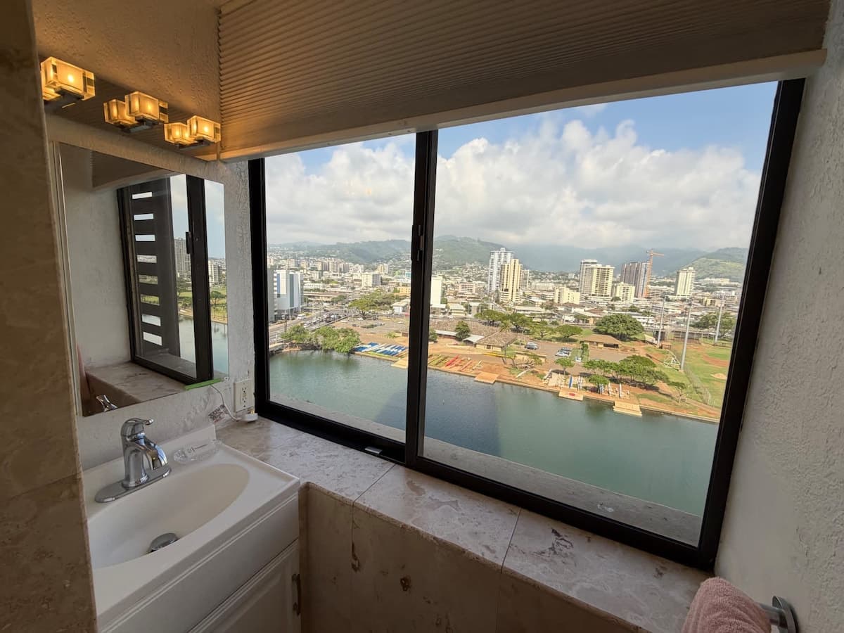 Condo in Honolulu · ★4.79 · Studio · 1 bed · 1 private bath - Photo 5