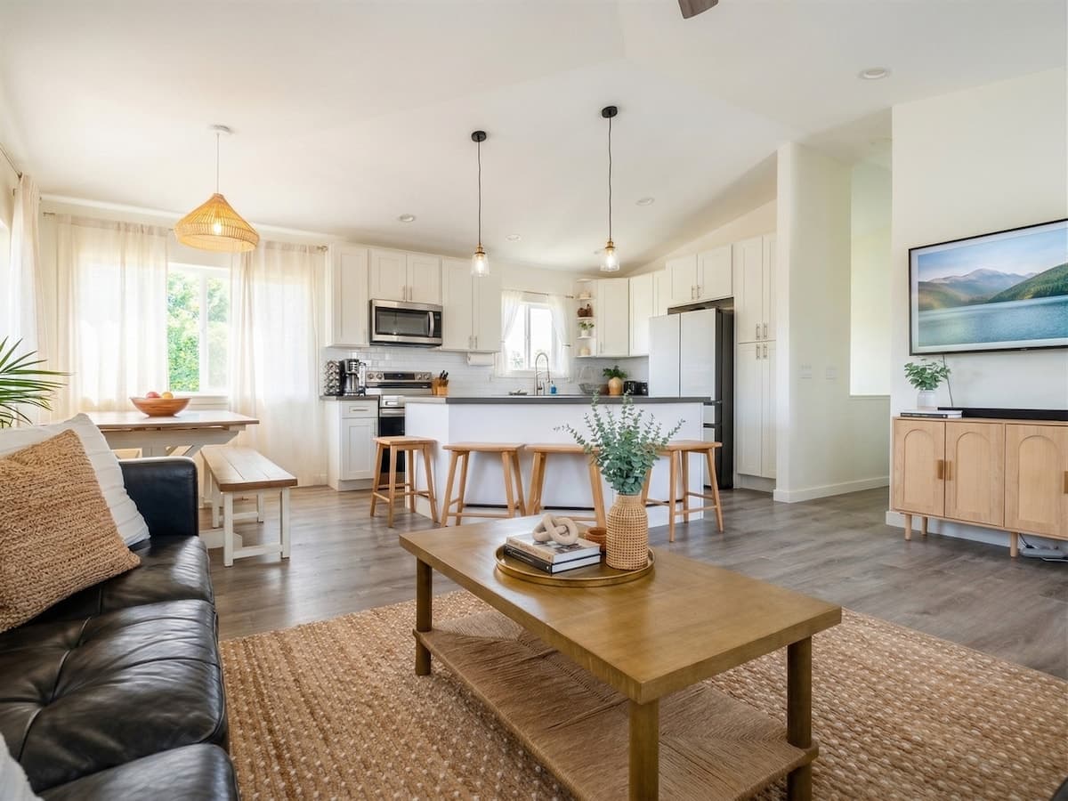 Home in Kahuku · ★4.97 · 7 bedrooms · 14 beds · 4 private baths - Photo 1