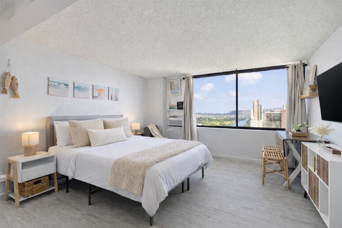 Condo in Honolulu · ★4.73 · 1 bedroom · 1 bed · 1 private bath - Photo 1