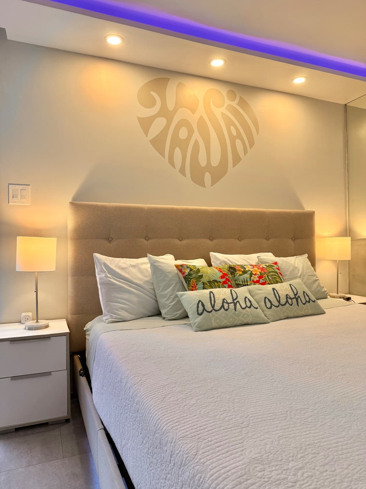 Free Parking Center of Waikiki King bed near Beach - Photo 1