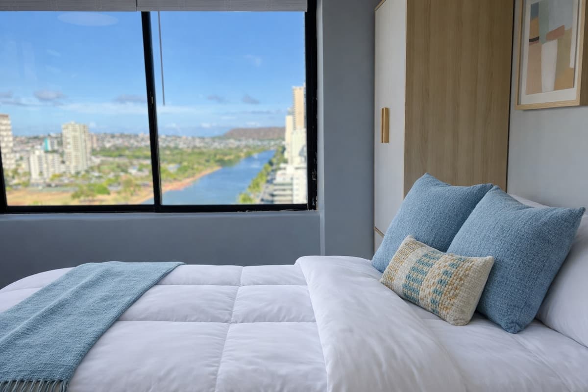 Condo in Honolulu · ★4.84 · Studio · 1 bed · 1 private bath - Photo 2