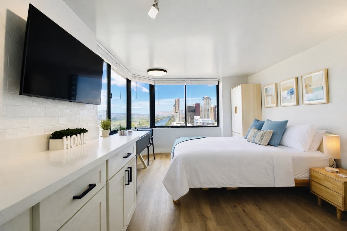 Condo in Honolulu · ★4.84 · Studio · 1 bed · 1 private bath - Photo 1