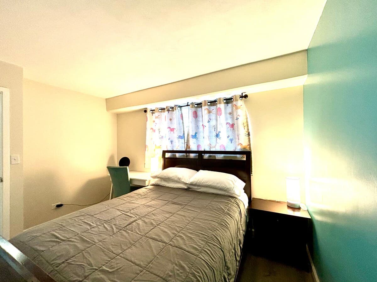 Condo in Honolulu · ★4.76 · 2 bedrooms · 3 beds · 1 private bath - Photo 5