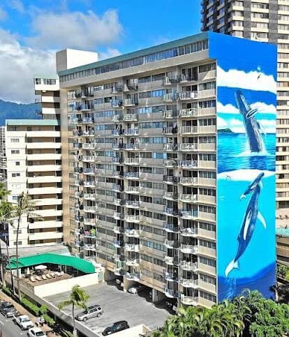 Condo in Honolulu · ★4.76 · 2 bedrooms · 3 beds · 1 private bath - Photo 3