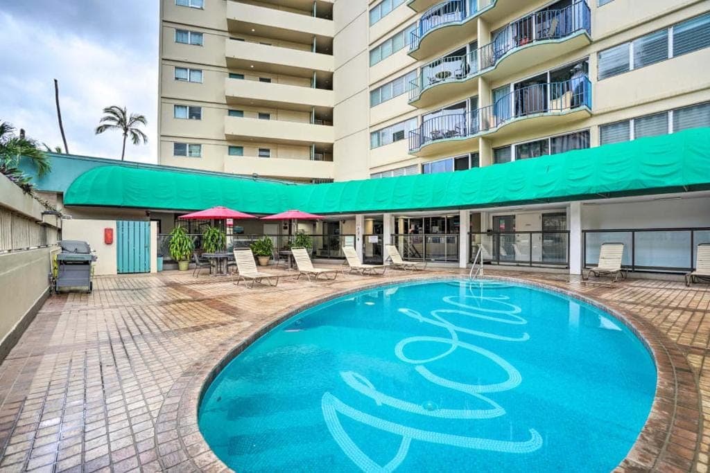 Condo in Honolulu · ★4.76 · 2 bedrooms · 3 beds · 1 private bath - Photo 4